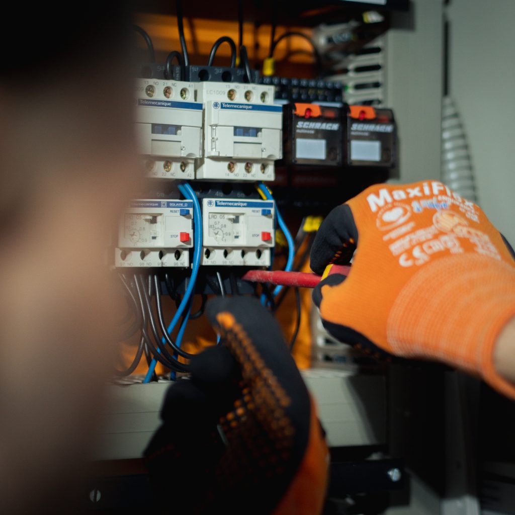 Elektriker från Säker El arbetar med modern elteknik